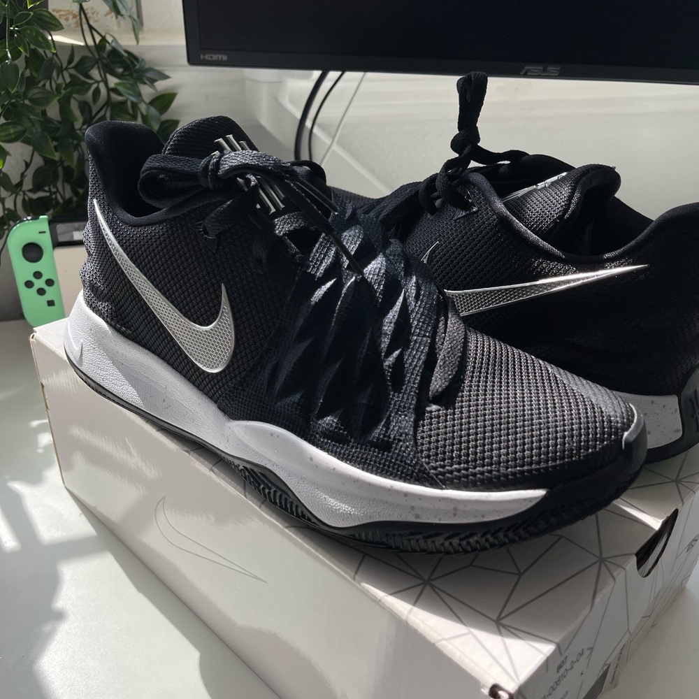 Kyrie Low Basketball Shoes